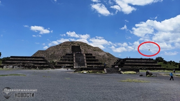 Странный парящий камень над пирамидой ацтеков в Теотиуакане