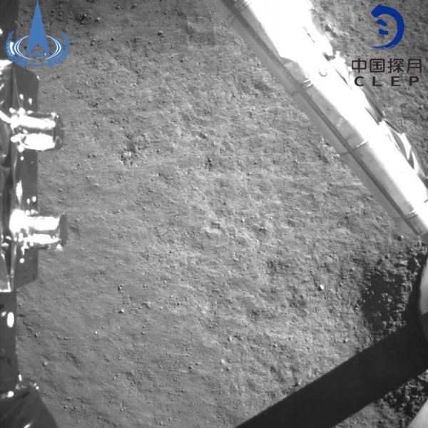 Китайский зонд показал первые снимки обратной стороны Луны. И она тоже коричневая